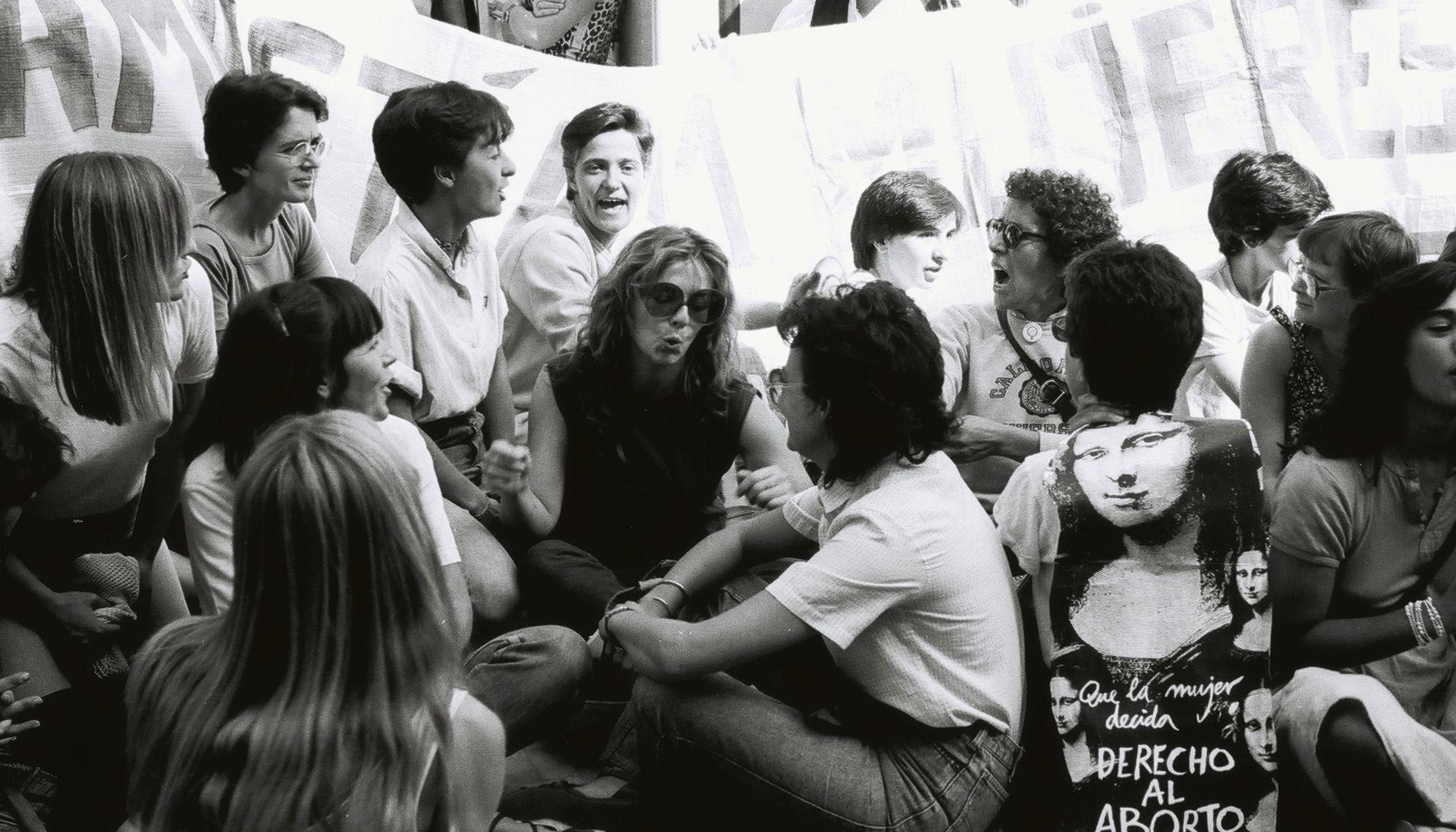 Concentración frente a Las Salesas, exigiendo "Amnistía para las 11 de Bilbao" y la legalización del derecho al aborto. 1983. Archivo Nodo 50 - 3